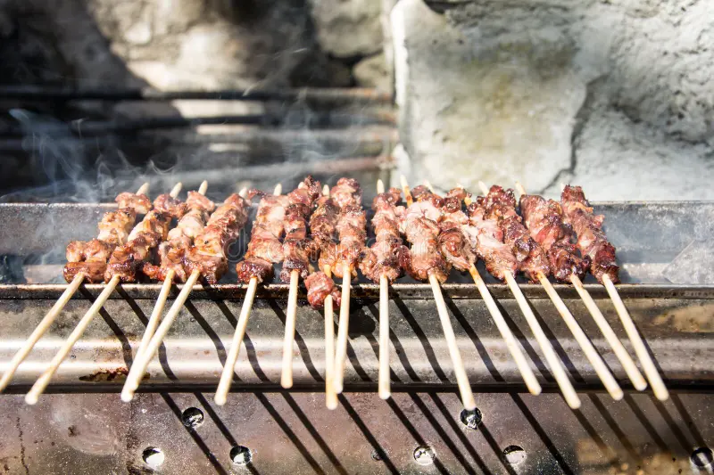 arrosticini-op-de-grill-113764457.webp