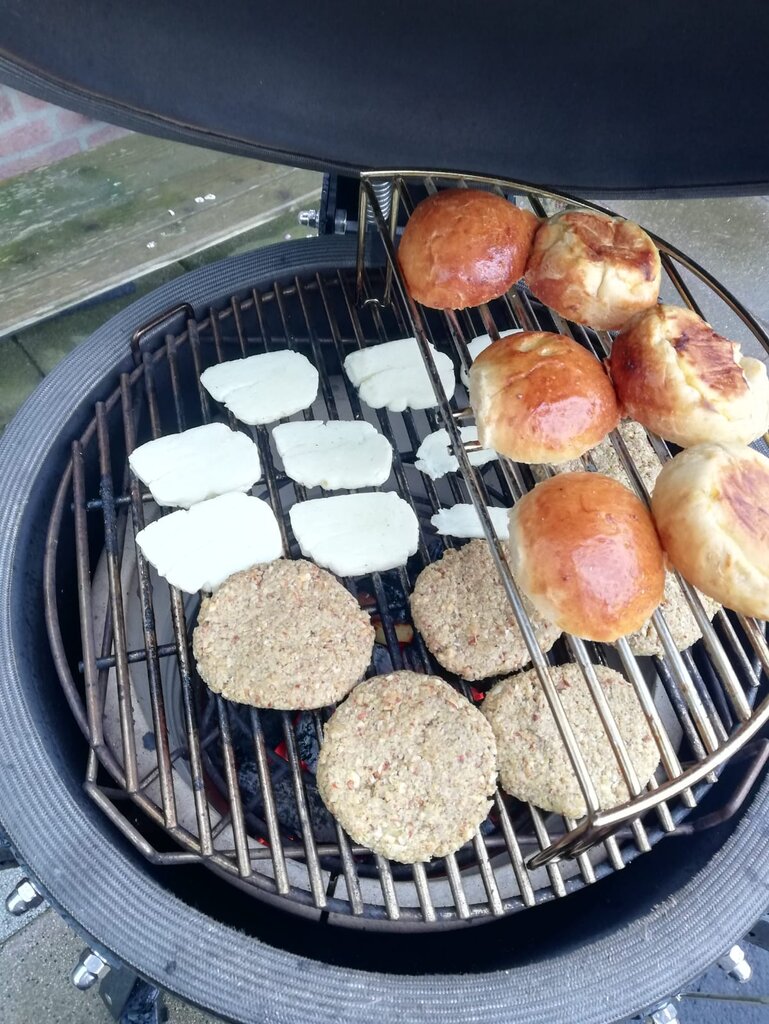 burgers en halloumi op de bb.jpeg