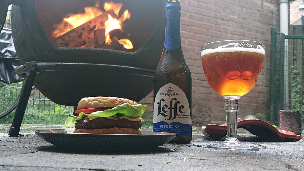 Paard met een lekker biertje!.JPG
