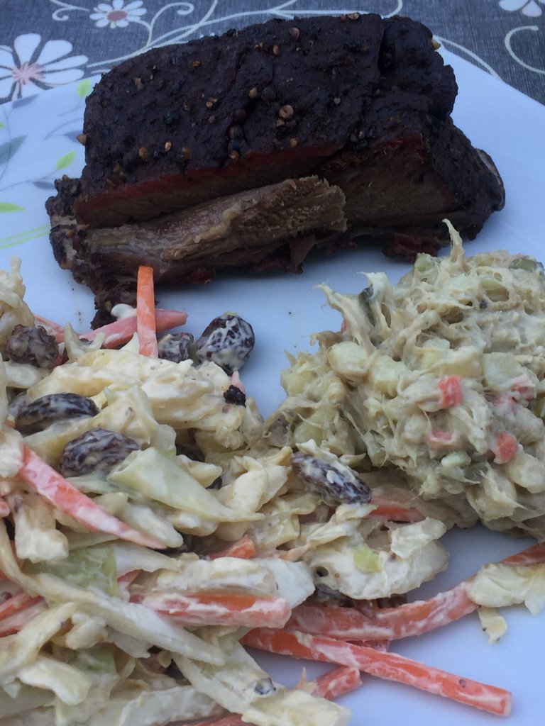 short ribs met runvleessalade van de slager en zelf gemaakte coke slaw.JPG