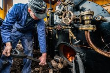 Stoker-Wilco-Steur-schept-de-eerste-scheppen-biokool-in-locomotief-5.-Foto-Benno-Ellerbroek-10...jpg